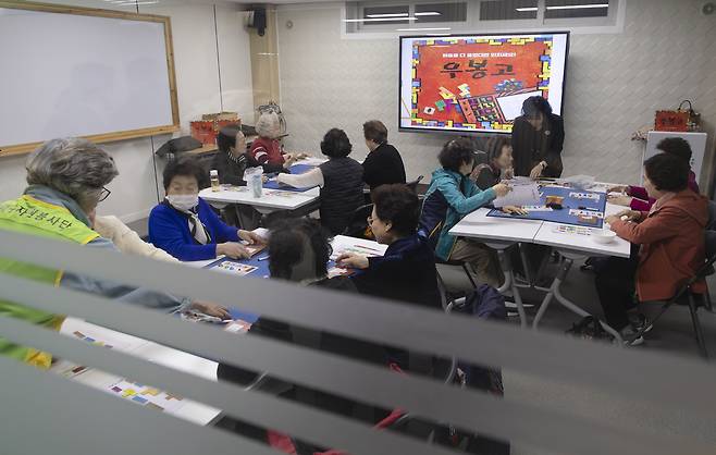 7일 대전 대덕구 중리종합사회복지관에서 지역 어르신들이 자원봉사자와 함께 보드게임을 하고 있다.[보건복지부 제공]