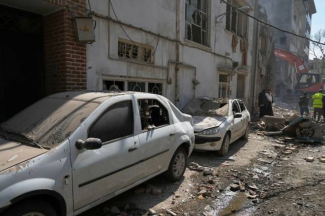 [테헤란=AP/뉴시스]이스라엘이 이란 민간인을 상대로 철도 이용을 자제하라는 경고를 내린 가운데 7일(현지 시간) 이란 전역에서 철도, 도로 등이 공습을 받았다는 현지 보도가 잇따랐다. 이란 시민들은 교량 등 주변에 '인간 사슬'을 만들었다. 사진은 7일 이란 수도 테레한 공습 현장에서 구조 요원들이 작업을 벌이는 가운데 파손된 차량들이 거리에 늘어서 있는 모습. 2026.04.08.