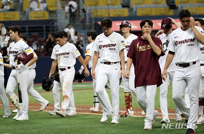 [서울=뉴시스] 조성우 기자 = 23일 오후 서울 구로구 고척스카이도에서 열린 2023 KBO 리그 두산 베어스와 키움 히어로즈의 경기, 키움 선수들이 두산에 11-4로 패한 뒤 아쉬운 표정으로 그라운드를 나서고 있다. 2023.08.23. xconfind@newsis.com