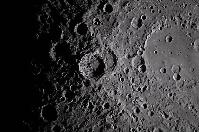 [워싱턴=AP/뉴시스] 미 항공우주국(NASA)이 제공한 사진에 6일(현지 시간) 아르테미스 II 우주선에서 본 달의 바빌로프 분화구가 관측되고 있다. 2026.04.08.