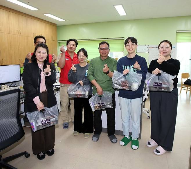 [서울=뉴시스] BBQ가 사회복지시설 ‘성애원’을 방문해 사회복지사 30여 명과 아동 50여 명에게 황금올리브치킨 닭다리와 사이드 메뉴로 구성된 80인분의 치킨을 전달했다.(사진=제너시스BBQ 그룹) *재판매 및 DB 금지