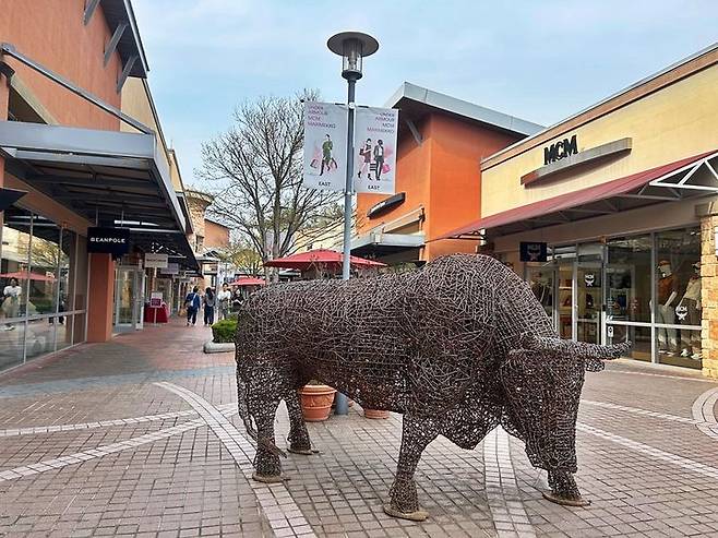 [서울=뉴시스] 여주 프리미엄 아웃렛에 전시된 조각 작품, 박순민 작가의 '황소' (사진=신세계사이먼 제공) 2026.04.08. photo@newsis.com *재판매 및 DB 금지