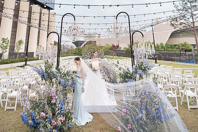 [서울=뉴시스] 더블트리 바이 힐튼 서울 판교는 야외 결혼식과 애프터 파티를 한 공간에서 진행하는 맞춤형 원스톱 웨딩 서비스를 선보인다.(사진=더블트리 바이 힐튼 서울 판교) *재판매 및 DB 금지