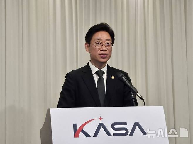 [서울=뉴시스]오태석 우주항공청 청장이 8일 서울 광화문에서 진행된 출입기자 간담회에서 인사말을 하고 있다. (사진=윤현성 기자)