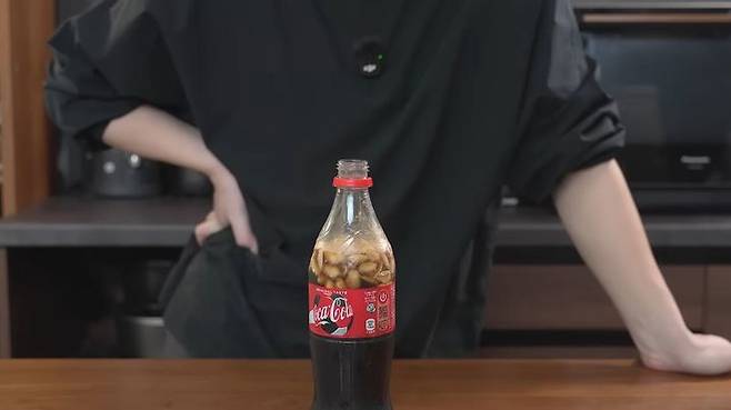 [서울=뉴시스] 지난 4일 일본의 요리 유튜버 스이지바는 최근 일본에서 유행하는 '피넛 콜라'를 만들어서 먹은 영상을 업로드했다. (사진='すいじば SUIJIBA' 유튜브 채널 캡처)
