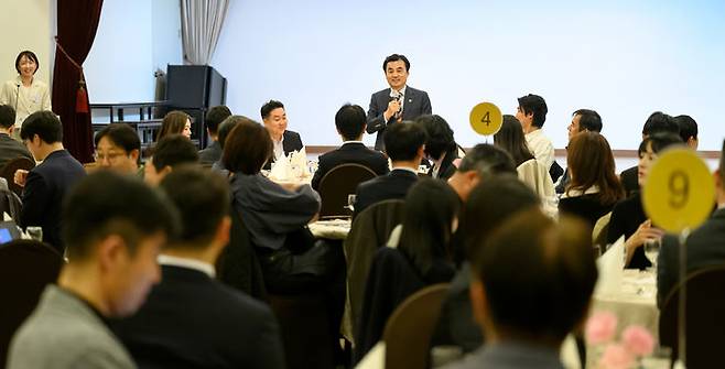 [서울=뉴시스] 안규백 국방부 장관이 7일 서울 용산 국방컨벤션에서 열린 출입기자단 간담회에서 국방 현안에 대해 설명하고 있다. (사진=국방부 제공) 2026.04.08. photo@newsis.com *재판매 및 DB 금지