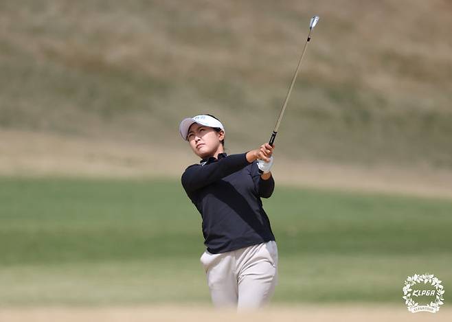 [서울=뉴시스] 정병혁 기자 = 4일 경기 여주에 위치한 더시에나 벨루토CC에서 열린 '더 시에나 오픈 2026' 3R 6번홀에서 김민주가 아이언샷을 하고 있다. (사진=KLPGA 제공) 2026.04.04. photo@newsis.com *재판매 및 DB 금지