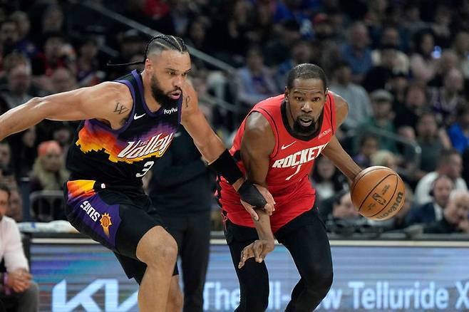 [피닉스=AP/뉴시스] 미국프로농구(NBA) 휴스턴 로키츠의 케빈 듀랜트(오른쪽). 2026.04.07.