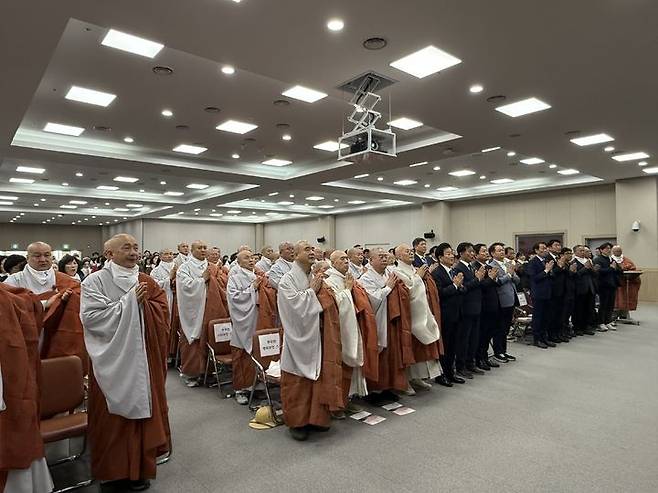 [고성=뉴시스] 8일 고성  DMZ박물관에서 열린 '금강산 관광 재개 발원 남북의 평화와 화합을 위한 기원법회'  (사진=대한불교조계종 제공) 2026.04.08. photo@newsis.com *재판매 및 DB 금지