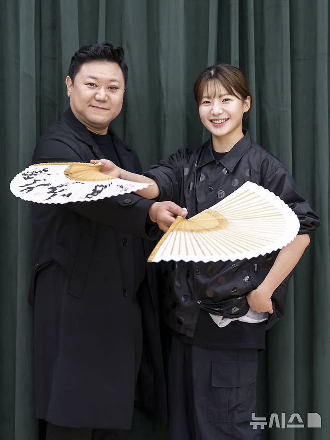 [서울=뉴시스]국립창극단 '절창Ⅵ' 주역인 소리꾼 최호성(왼쪽)과 김우정. (사진=국립극장 제공)