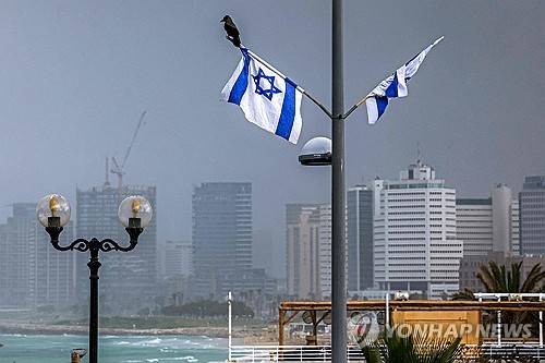 텔아비브 해변에 걸린 이스라엘 국기 [AFP=연합뉴스 제공]