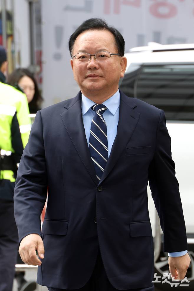 6·3 지방선거 대구시장에 출사표를 던진 김부겸 전 국무총리가 3일 서울 영등포구 여의도 더불어민주당 중앙당사에서 공천 심사 면접을 보기 위해 들어서고 있다. 윤창원 기자