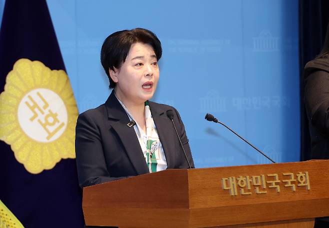 국민의힘 윤희숙 서울시장 경선 후보가 8일 국회 소통관에서 공약 발표 기자회견을 열고 있다. 연합뉴스