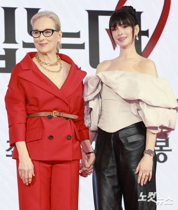 메릴 스트립과 앤 해서웨이가 8일 오전 서울 종로구 포시즌스 호텔에서 열린 '악마는 프라다를 입는다2' 내한 기자간담회에서 포즈를 취하고 있다. 류영주 기자
