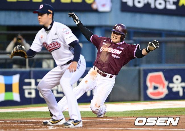 [OSEN=잠실, 조은정 기자]7일 서울 잠실야구장에서 '2026 신한 SOL Bank KBO리그' 키움 히어로즈와 두산 베어스의 경기가 열렸다.이날 두산은 최승용, 키움은 배동현을 선발로 내세웠다.2회초 1사 2루에서 키움 이형종이 두산 포수 양의지의 포일에 득점을 올리고 있다. 2026.04.07 /cej@osen.co.kr