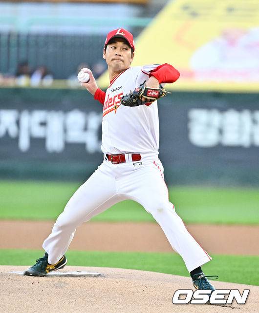 [OSEN=인천, 박준형 기자] 7일 오후 인천 SSG랜더스필드에서 ‘2026 신한 SOL Bank KBO리그'&nbsp;SSG 랜더스와 한화 이글스의 경기가 진행됐다.이날 SSG는 타케다를, 한화는 류현진을 선발투수로 내세웠다.1회초 SSG 선발투수 타케다가 역투하고 있다.   2026.04.07 / soul1014@osen.co.kr