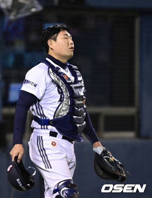 [OSEN=잠실, 조은정 기자]7일 서울 잠실야구장에서 '2026 신한 SOL Bank KBO리그' 키움 히어로즈와 두산 베어스의 경기가 열렸다.이날 두산은 최승용, 키움은 배동현을 선발로 내세웠다.6회초 2사 2,3루에서 키움 이형종의 스트라이크 낫 아웃 폭투 때 키움 3루주자 이주형이 득점을 올리자 두산 양의지가 아쉬워하고 있다. 2026.04.07 /cej@osen.co.kr