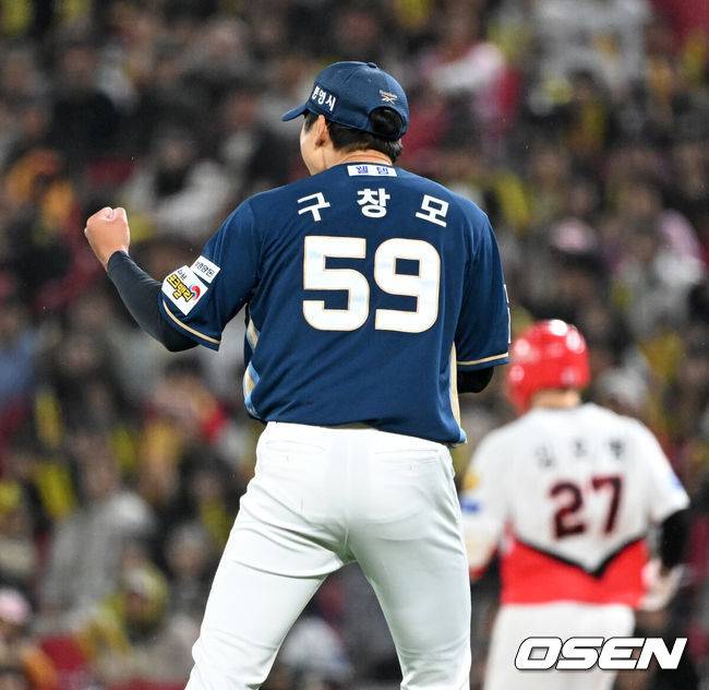 [OSEN=광주, 이대선 기자] 3일 광주-기아 챔피언스필드에서 2026 신한 SOL KBO리그 KIA 타이거즈와 NC 다이노스의 경기가 열렸다.이날 KIA는 제임스 네일, NC는 구창모를 선발로 내세웠다.5회말 2사 1,2루에서 NC 구창모가 KIA 김호령을 땅볼로 처리하고 환호하고 있다. 2026.04.03 /sunday@osen.co.kr