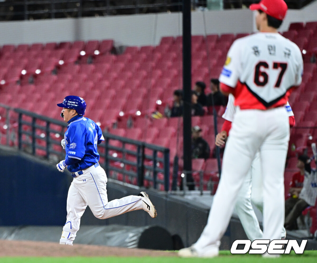 [OSEN=광주, 최규한 기자] 7일 광주-기아 챔피언스필드에서 ‘2026 신한 SOL KBO리그’ KIA 타이거즈와 삼성 라이온즈의 경기가 열렸다.홈팀 KIA는 양현종, 방문팀 삼성은 양창섭을 선발로 내세웠다.9회초 무사 1, 3루 상황 삼성 최형우가 달아나는 중월 스리런포를 날리고 그라운드를 돌고 있다. 2026.04.07 / dreamer@osen.co.kr