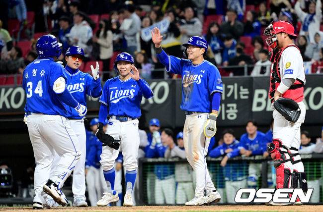 [OSEN=광주, 최규한 기자] 7일 광주-기아 챔피언스필드에서 ‘2026 신한 SOL KBO리그’ KIA 타이거즈와 삼성 라이온즈의 경기가 열렸다.홈팀 KIA는 양현종, 방문팀 삼성은 양창섭을 선발로 내세웠다. 9회초 무사 1, 3루 상황 삼성 최형우가 달아나는 중월 스리런포를 날리고 홈을 밟은 뒤 류지혁-김지찬과 기뻐하고 있다. 2026.04.07 / dreamer@osen.co.kr