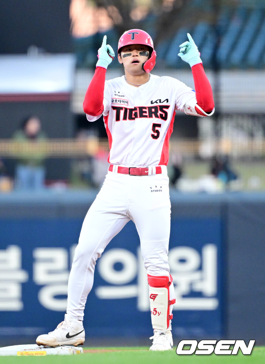 [OSEN=광주, 최규한 기자] 7일 광주-기아 챔피언스필드에서 ‘2026 신한 SOL KBO리그’ KIA 타이거즈와 삼성 라이온즈의 경기가 열렸다.홈팀 KIA는 양현종, 방문팀 삼성은 양창섭을 선발로 내세웠다.1회말 1사 1루 상황 KIA 김도영이 2루타를 날리고 2루에 안착해 기뻐하고 있다. 2026.04.07 / dreamer@osen.co.kr