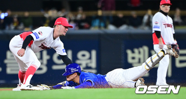 [OSEN=광주, 최규한 기자] 7일 광주-기아 챔피언스필드에서 ‘2026 신한 SOL KBO리그’ KIA 타이거즈와 삼성 라이온즈의 경기가 열렸다.홈팀 KIA는 양현종, 방문팀 삼성은 양창섭을 선발로 내세웠다.6회초 2사 주자없는 상황 삼성 류지혁이 오른쪽 2루타를 날리고 2루에 슬라이딩 해 세이프되고 있다. 2026.04.07 / dreamer@osen.co.kr