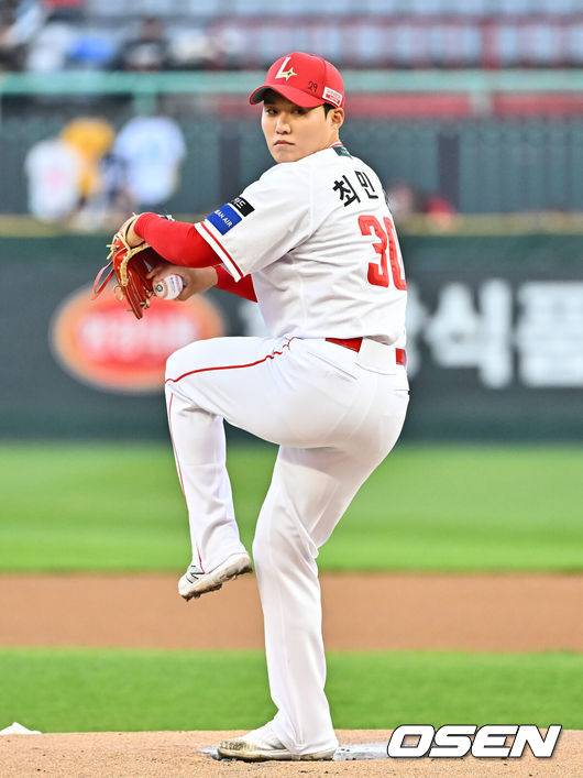 [OSEN=인천, 박준형 기자] 2일 오후 인천 SSG랜더스필드에서 2026 신한 SOL KBO리그&nbsp;SSG 랜더스와 키움 히어로즈의 경기가 진행됐다.이날 SSG는 최민준을, 키움은 정현우를 선발투수로 내세웠다. 1회초 SSG 선발투수 최민준이 역투하고 있다.  2026.04.02 / soul1014@osen.co.kr
