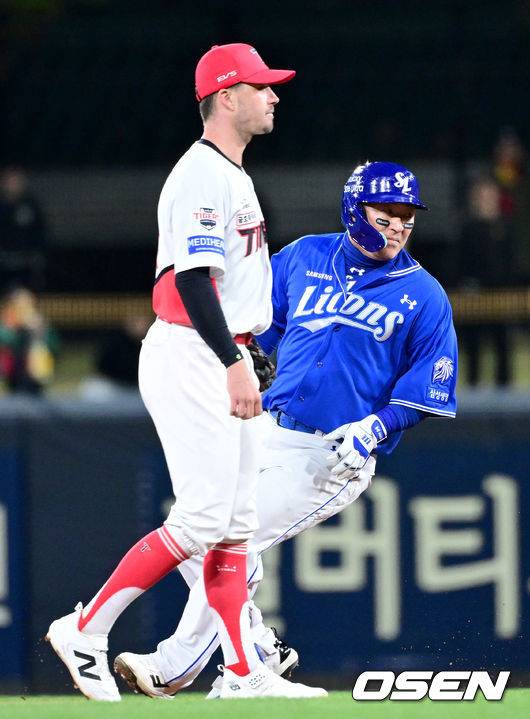 역전의 발판을 만든 최형우의 1타점 2루타.