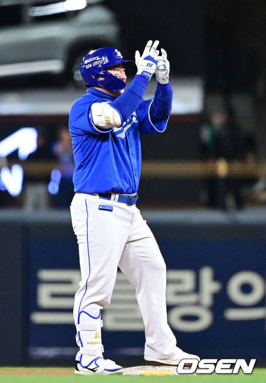 반지 세리머니를 펼치며 삼성 더그아웃에 역전의 기운을 전하는 최형우.