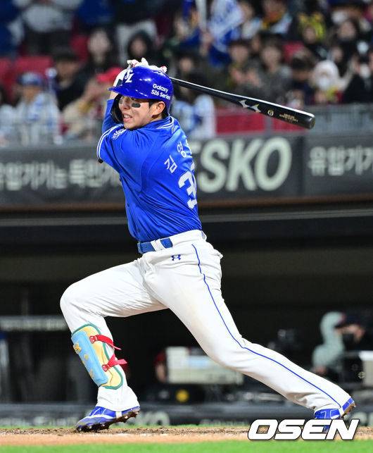 [OSEN=광주, 최규한 기자] 7일 광주-기아 챔피언스필드에서 ‘2026 신한 SOL KBO리그’ KIA 타이거즈와 삼성 라이온즈의 경기가 열렸다.홈팀 KIA는 양현종, 방문팀 삼성은 양창섭을 선발로 내세웠다. 8회초 2사 1, 2루 상황 삼성 김영웅이 역전 1타점 적시타를 날리고 있다. 2026.04.07 / dreamer@osen.co.kr