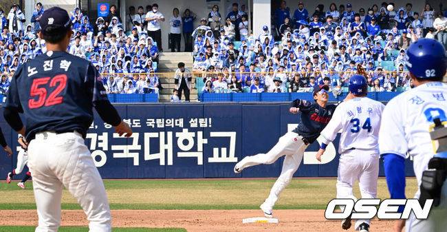 [OSEN=대구, 조은정 기자] 29일 대구삼성라이온즈파크에서 ‘2026 신한 SOL KBO 리그’ 삼성 라이온즈와 롯데 자이언츠의 개막시리즈 경기가 열렸다.개막전 선발 투수로 삼성은 최원태를 롯데는 비슬리를 내세웠다.5회말 1사 1루에서 삼성 류지혁 땅볼 때 롯데 1루수 노진혁이 송구실책우로 공이 빠지고 있다. 이를 틈타 류지혁은 출루, 최형우는 3루를 밟았다. 2026.03.29 /cej@osen.co.kr