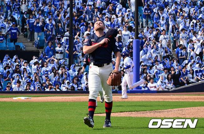 [OSEN=대구, 조은정 기자] 29일 대구삼성라이온즈파크에서 ‘2026 신한 SOL KBO 리그’ 삼성 라이온즈와 롯데 자이언츠의 개막시리즈 경기가 열렸다.개막전 선발 투수로 삼성은 최원태를 롯데는 비슬리를 내세웠다.롯데 비슬리가 5회말 2사 만루에서 삼성 김성윤을 중견수 플라이로 돌려세우며 위기를 막은 뒤 세리머니를 하고 있다. 2026.03.29 /cej@osen.co.kr