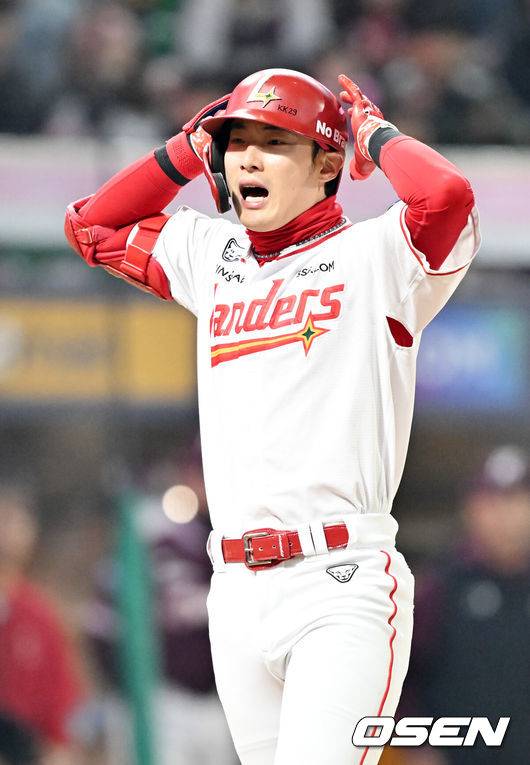 [OSEN=인천, 민경훈 기자] 1일 인천 SSG랜더스필드에서 ‘2026 신한 SOL KBO리그’ SSG 랜더스와 키움 히어로즈의 경기가 열렸다.이날 경기에서 SSG은 타케다를, 키움은 배동현을 선발로 내세웠다.4회말 1사 주자 1루 SSG 최지훈이 타석에서 삼진 아웃을 당한 후 아쉬워하고 있다. 2026.04.01&nbsp;/ rumi@osen.co.kr