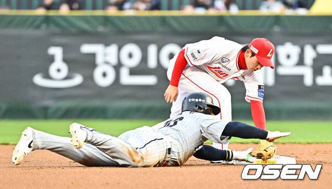 [OSEN=인천, 박준형 기자] 7일 오후 인천 SSG랜더스필드에서 ‘2026 신한 SOL Bank KBO리그'&nbsp;SSG 랜더스와 한화 이글스의 경기가 진행됐다.이날 SSG는 타케다를, 한화는 류현진을 선발투수로 내세웠다.1회초 1사 한화 페라자가 2루타를 날린뒤 슬라이딩을 하고 있다.   2026.04.07 / soul1014@osen.co.kr