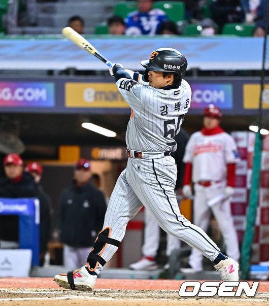 [OSEN=인천, 박준형 기자] 7일 오후 인천 SSG랜더스필드에서 ‘2026 신한 SOL Bank KBO리그'&nbsp;SSG 랜더스와 한화 이글스의 경기가 진행됐다.이날 SSG는 타케다를, 한화는 류현진을 선발투수로 내세웠다.9회초 1사 1,2루 한화 강백호가 1타점 적싵를 날리고 있다.       2026.04.07 / soul1014@osen.co.kr