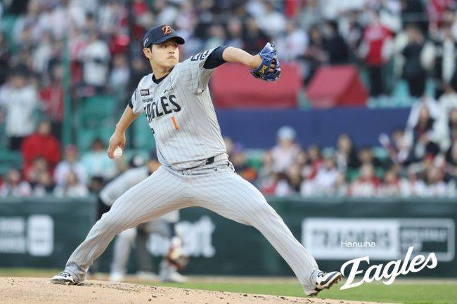 [사진] 한화 이글스 문동주가 8일 인천SSG랜더스필드에서 열린 2026 신한 SOL KBO리그 SSG 랜더스와의 원정경기에서 선발투수로 등판해 5이닝 4피안타(1피홈런) 2사사구 4탈삼진 2실점을 기록했다. ⓒ한화 이글스