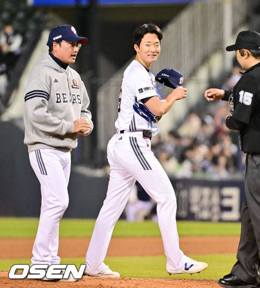 [OSEN=잠실, 박준형 기자] 8일 서울 잠실구장에서 '2026 신한 SOL Bank KBO리그' 두산 베어스와 키움 히어로즈의 경기가 열렸다. 6회초 두산 선발투수 최민석이 교체되고 있다. 2026.04.08 / soul1014@osen.co.kr