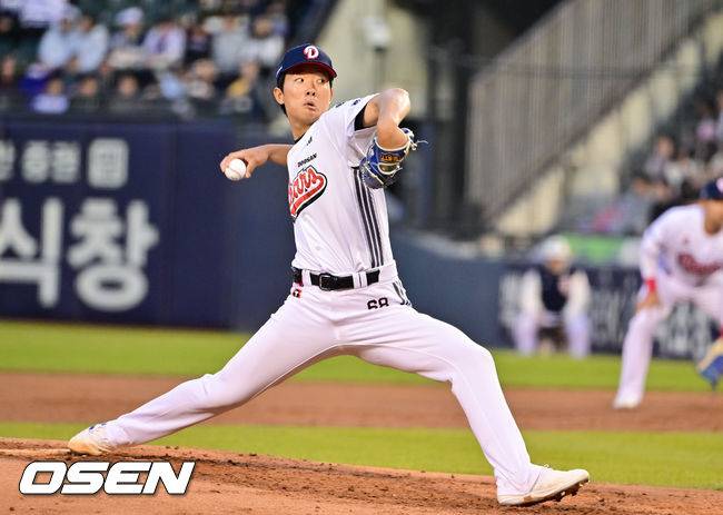 [OSEN=잠실, 박준형 기자] 8일 서울 잠실구장에서 '2026 신한 SOL Bank KBO리그' 두산 베어스와 키움 히어로즈의 경기가 열렸다. 2회초 두산 선발투수 최민석이 역투하고 있다. 2026.04.08 / soul1014@osen.co.kr
