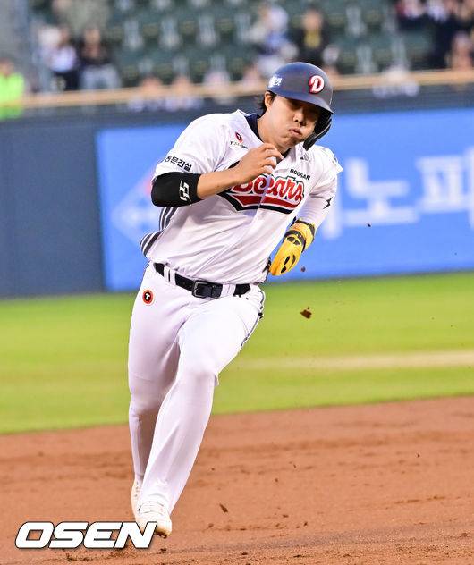 [OSEN=잠실, 박준형 기자] 8일 서울 잠실구장에서 '2026 신한 SOL Bank KBO리그' 두산 베어스와 키움 히어로즈의 경기가 열렸다. 1회말 1사 1루 두산 양의지의 1타점 적시 2루타때 1루 주자 박준순이 홈으로 달리고 있다. 2026.04.08 / soul1014@osen.co.kr