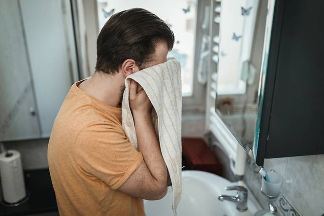 젖은 수건을 욕실에 걸어두면 건조가 늦어지며 세균이 빠르게 번식할 수 있다. 게티이미지