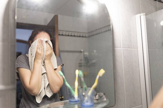 겉보기에 깨끗해도 반복 사용한 수건에는 각질·피지 잔여물이 축적돼 피부 트러블 원인이 될 수 있다. 게티이미지