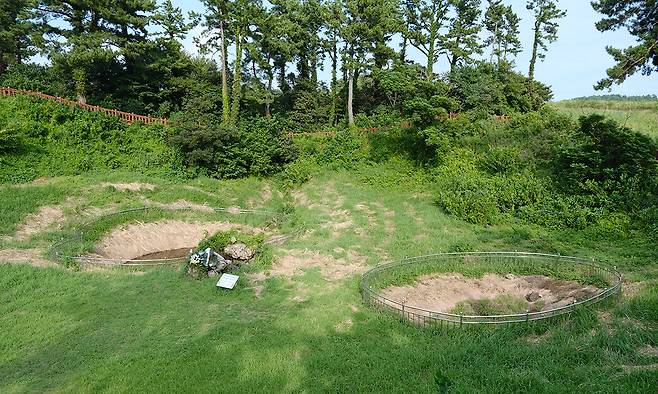 탄약고가 폭파되고 남은 흔적이자 250여명의 제주 도민이 학살된 섯알오름의 웅덩이.