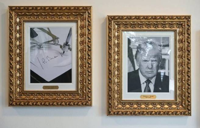 미국 백악관에&nbsp;내걸린 역대 대통령 사진들. 제45대(2017년 1월∼2021년 1월)와 47대(2025년 1월∼현재) 대통령인 도널드 트럼프의 얼굴 사진 왼쪽에는 원래 46대(2021년 1월∼2025년 1월) 대통령 조 바이든 얼굴 사진이 있어야 하지만&nbsp;트럼프의 지시로 그 자리를 오토펜(자동서명기)&nbsp;사진이 대신하고 있다. 게티이미지