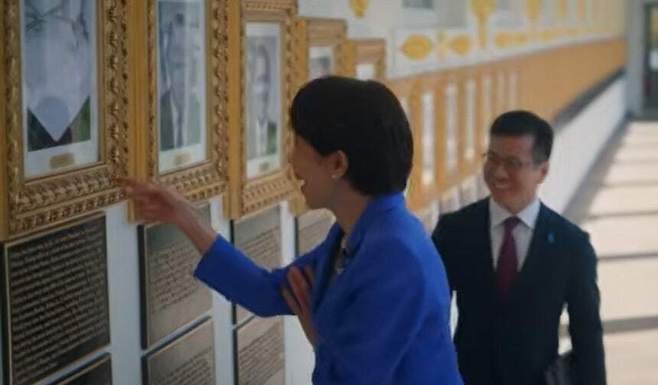 지난 3월19일 미·일 정상회담을 위해 백악관을 방문한 다카이치 사나에 일본 총리가 백악관에 내걸린 역대 대통령들 사진을 보던 중 웃음을 터뜨리고 있다. 다카이치가 손으로 가리킨 액자 속에는 원래 조 바이든 전 대통령 얼굴이 있어야 하나, 도널드 트럼프 대통령은 바이든을 조롱하는 의미에서 오토펜(자동서명기) 이미지로 대체했다. SNS 캡처