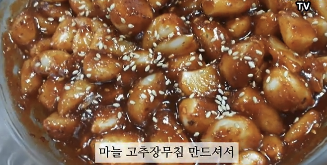 완성된 통마늘무침은 냉장고에서 하루 정도 숙성시키면 양념이 더욱 깊게 배어 맛이 깊어진다. 유튜브 맛을 전하는TV 영상 캡처