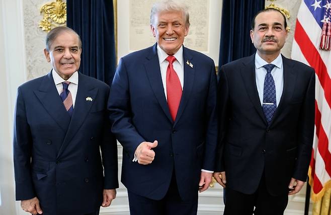 도널드 트럼프 미국 대통령이 가장 존경한다는&nbsp;파키스탄 총리·장군과 백악관에서 함께한 모습. 왼쪽부터&nbsp;셰바즈 샤리프 파키스탄 총리, 트럼프,&nbsp;아심 무니르 파키스탄 국방참모총장(원수). 백악관 홈페이지