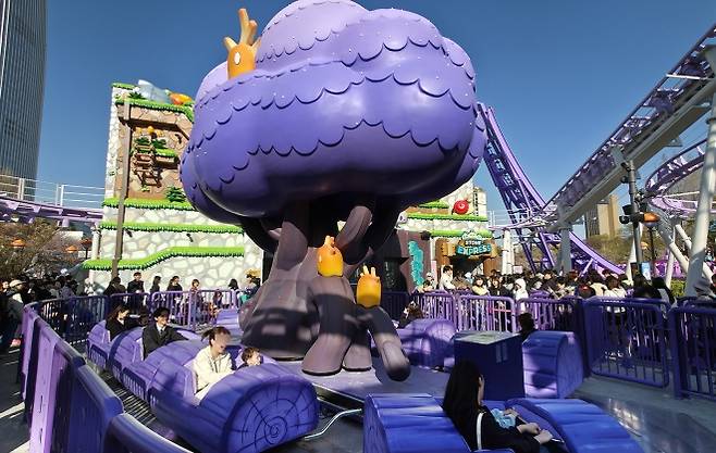 ‘아르카나 라이드’는 정령의 나무에 생명력을 불어넣는다는 스토리의 어트랙션이다. 외관도 아르카나에 맞춰 숲과 정령, 신비로운 보라색을 강조했다.