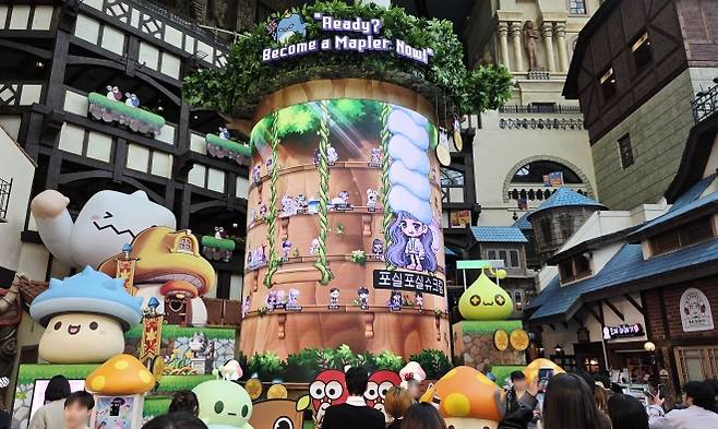 롯데월드 어드벤처 내부 모습. 파크 전체를 메이플스토리 IP로 채우는 시즌 페스티벌 ‘메이플스토리 인 롯데월드’가 진행중이다.
