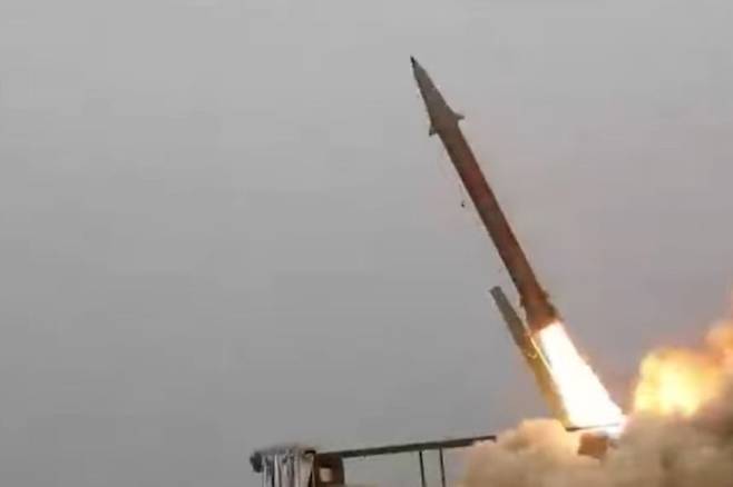 이란은 지난달 3일(현지시간) 텔레그램을 통해 이란 중부에서 이스라엘을 향해 장거리 미사일 가드르와 에마드를 발사했다며 영상을 공개했다. 사진 APT뉴스 유튜브 캡쳐