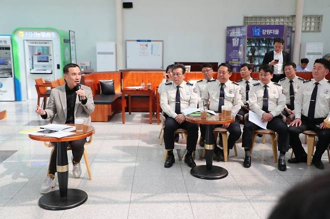 김진태(왼쪽) 강원지사가 8일 도청 달빛카페에서 열린 정책 소통 간담회에서 현장 소방대원들과 이야기를 나누고 있다. 강원도 제공